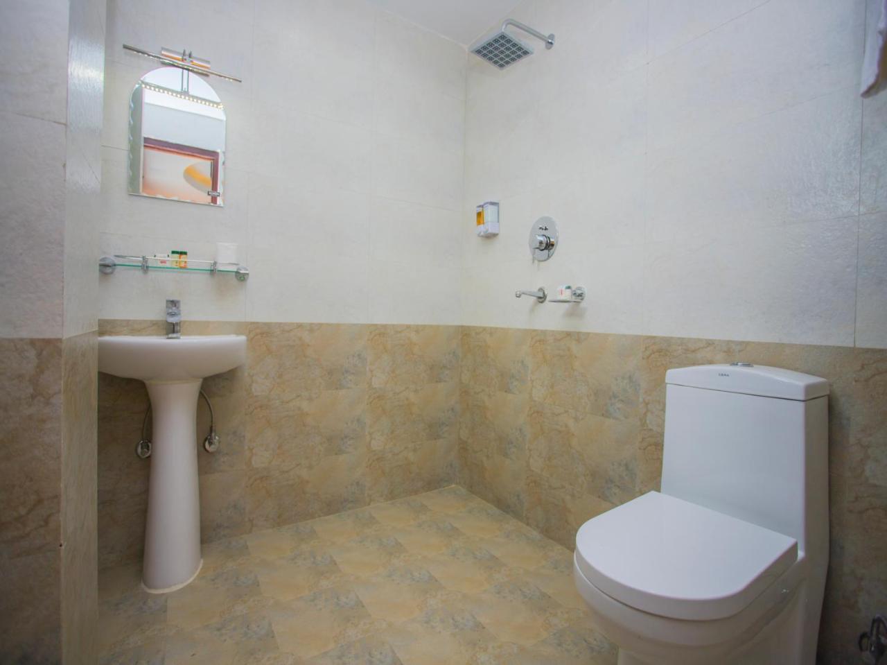 Hotel Lakeside Pvt. Ltd. โพคารา ภายนอก รูปภาพ