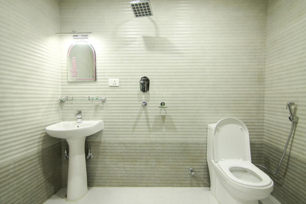 Hotel Lakeside Pvt. Ltd. โพคารา ภายนอก รูปภาพ