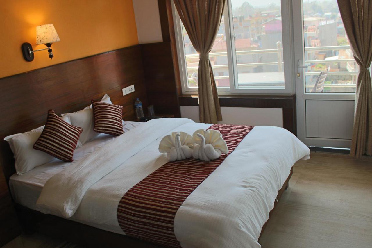 Hotel Lakeside Pvt. Ltd. โพคารา ภายนอก รูปภาพ
