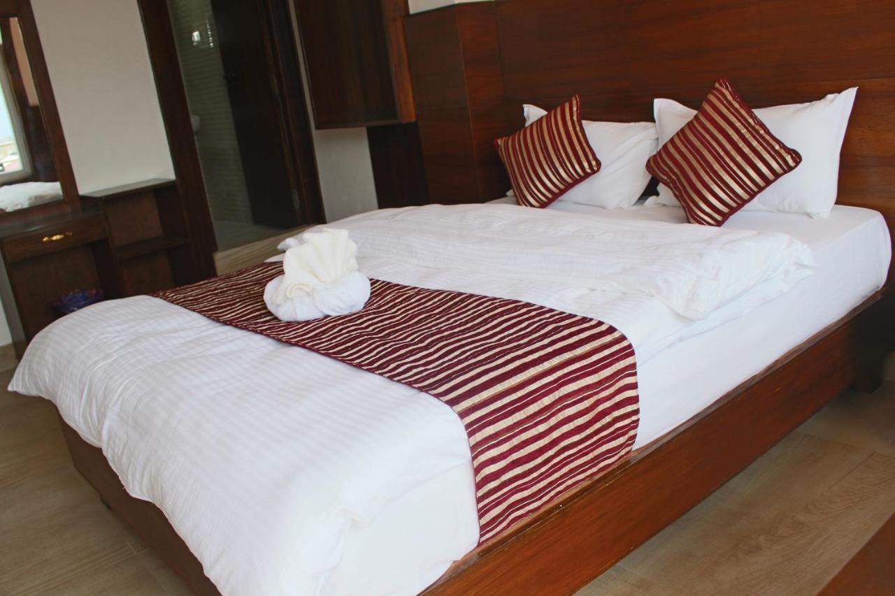 Hotel Lakeside Pvt. Ltd. โพคารา ภายนอก รูปภาพ