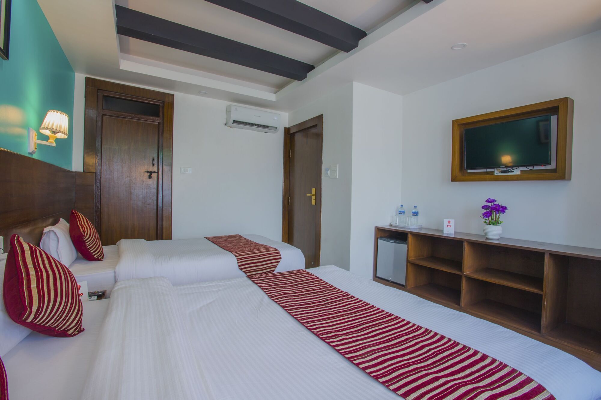 Hotel Lakeside Pvt. Ltd. โพคารา ภายนอก รูปภาพ